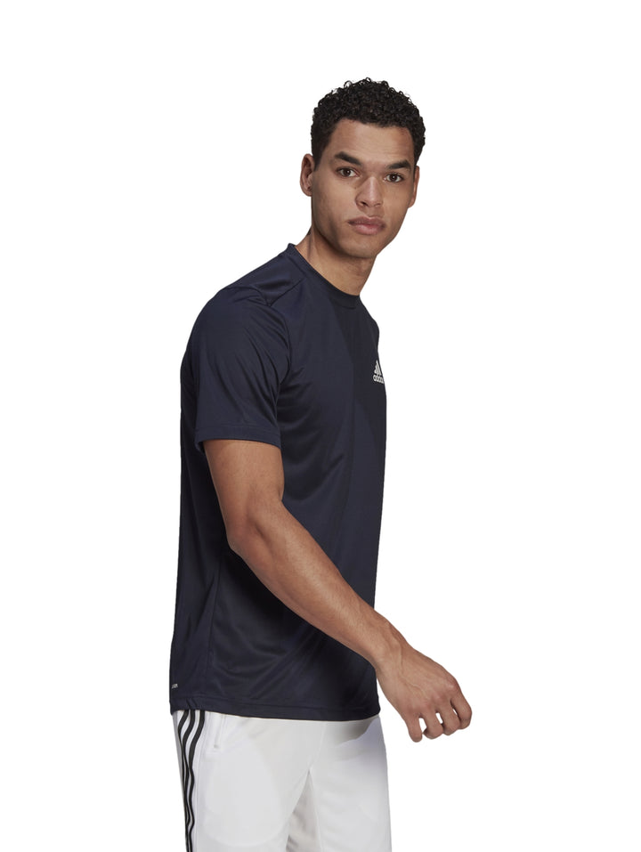 Hombre usando playera deportiva Adidas color azul marino con logotipo blanco.