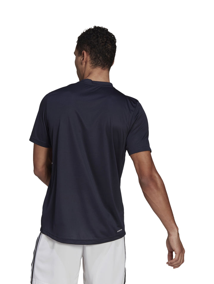 Hombre usando playera deportiva Adidas color azul marino con logotipo blanco.