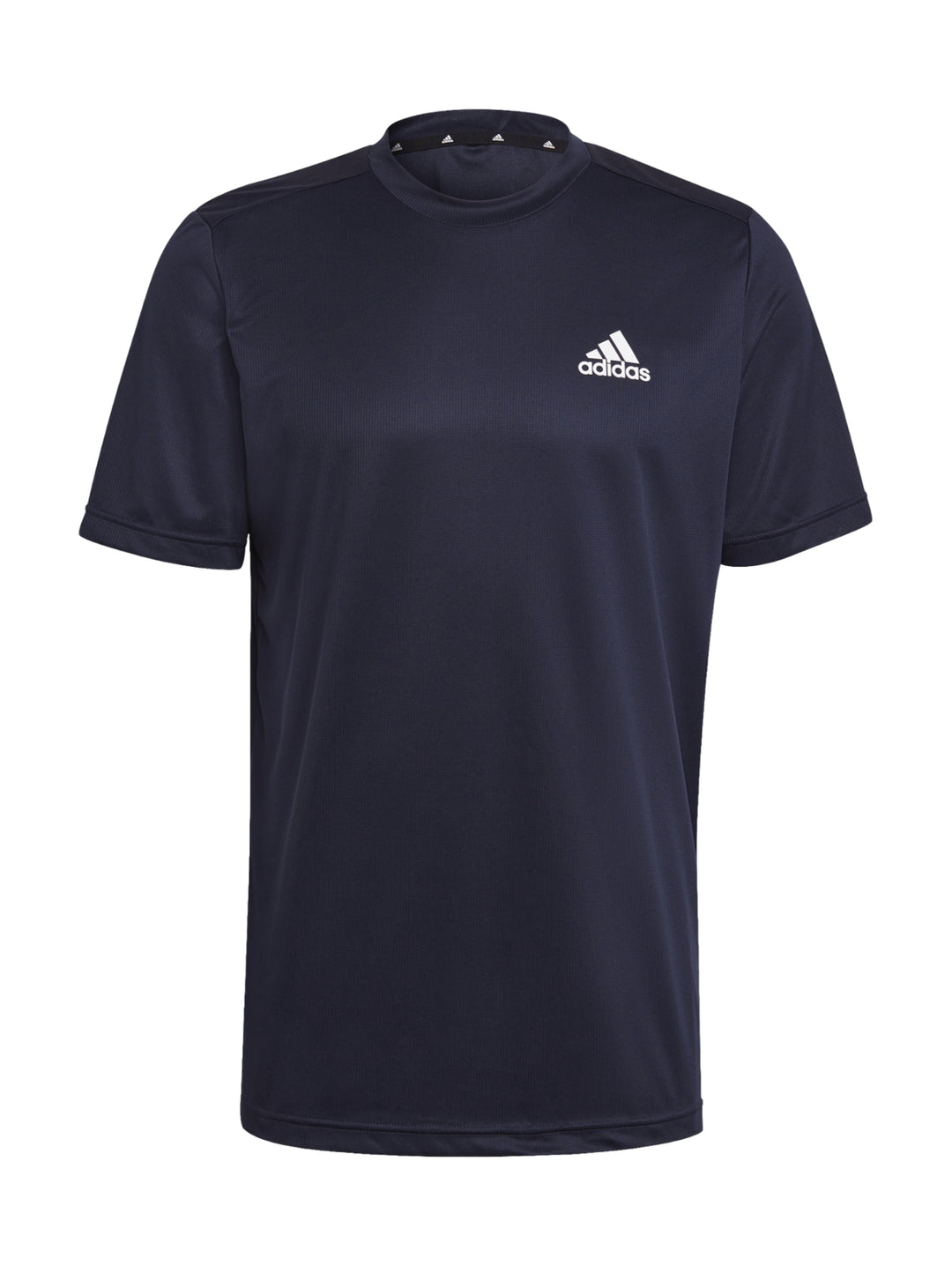 Hombre usando playera deportiva Adidas color azul marino con logotipo blanco.