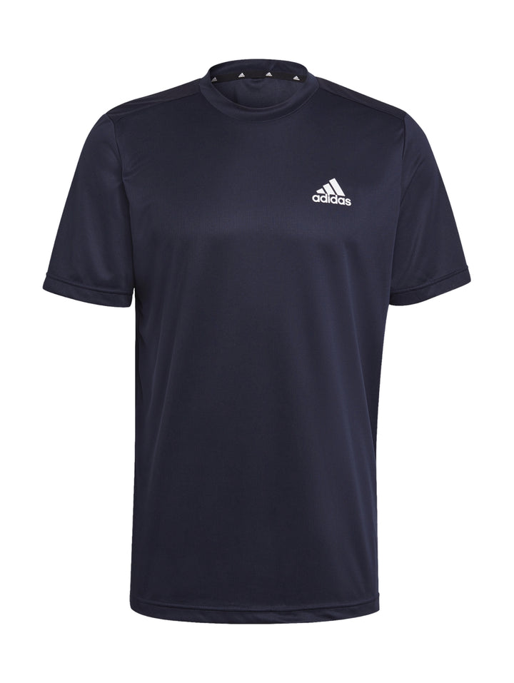 Hombre usando playera deportiva Adidas color azul marino con logotipo blanco.