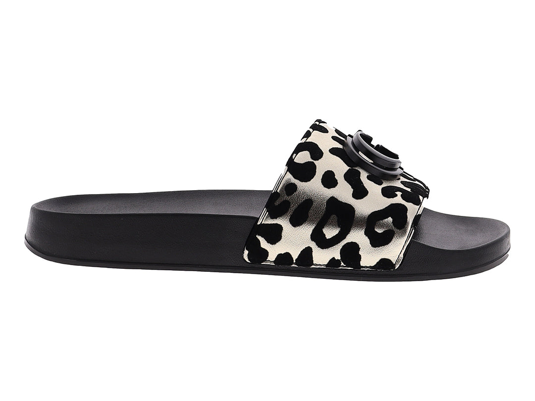 Sandalias deslizables GUESS con estampado de leopardo en blanco y negro y logo circular en la parte superior.