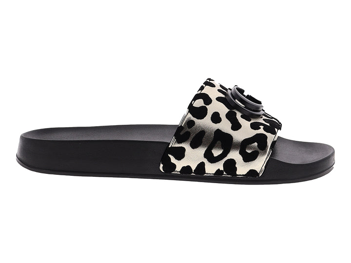 Sandalias deslizables GUESS con estampado de leopardo en blanco y negro y logo circular en la parte superior.