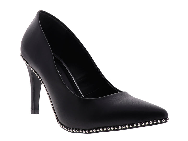 Zapato de tacón alto color negro con detalles de tachuelas plateadas en la base.