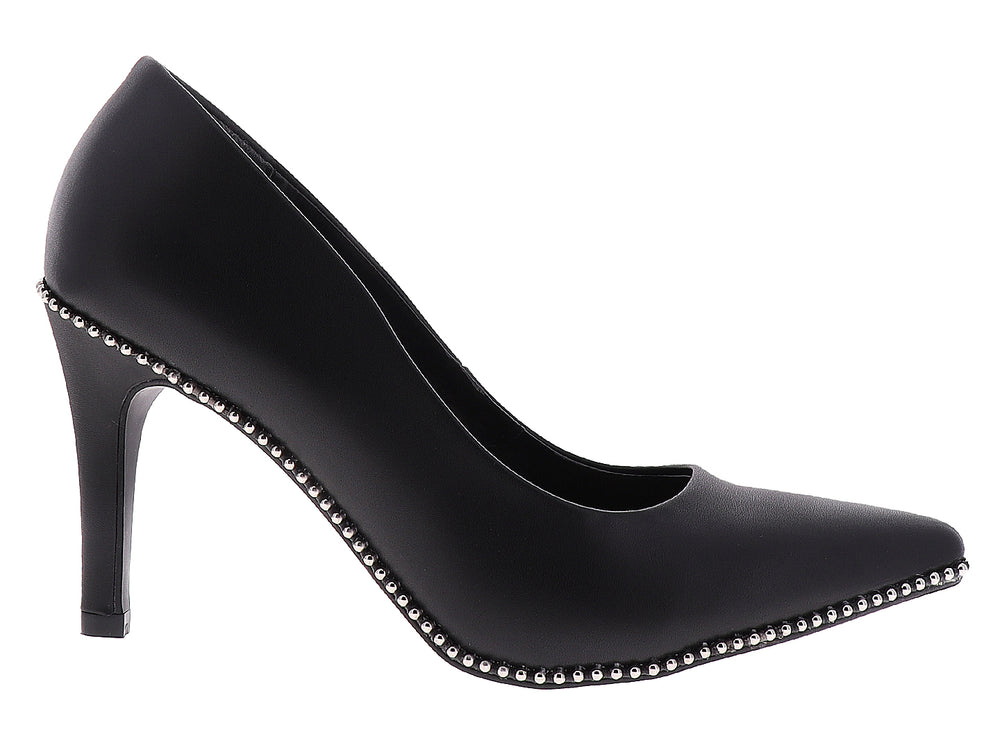Zapato de tacón alto color negro con detalles de tachuelas plateadas en la base.