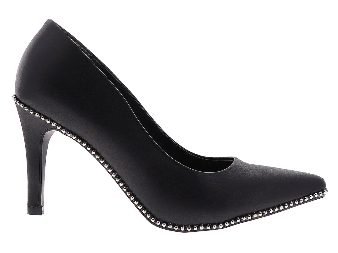 Zapato de tacón alto color negro con detalles de tachuelas plateadas en la base.