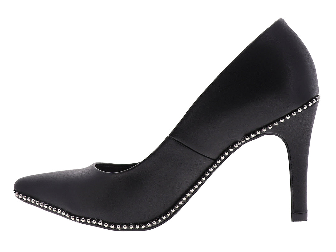 Zapato de tacón alto color negro con detalles de tachuelas plateadas en la base.