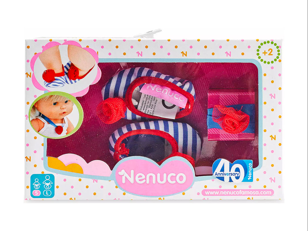 Set de calzado para muñeca Nenuco con diseño de rayas azules y blancas y pompones rojos en empaque original.