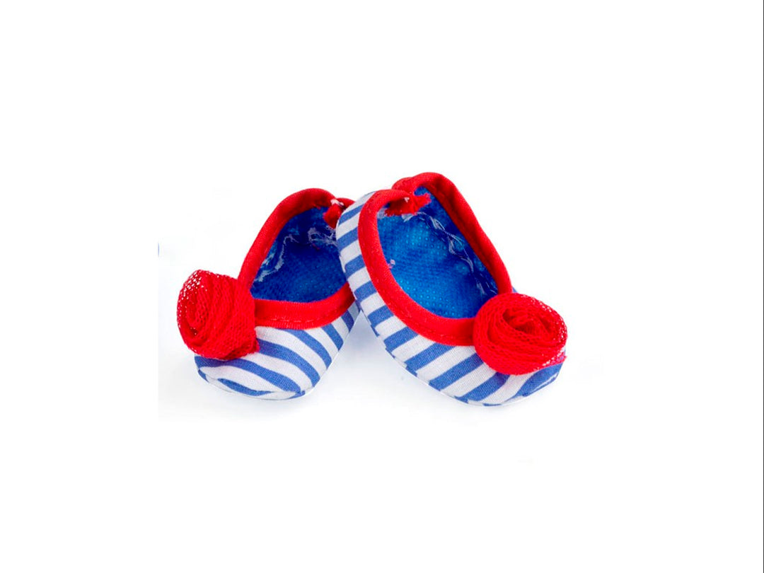 Set de calzado para muñeca Nenuco con diseño de rayas azules y blancas y pompones rojos en empaque original.