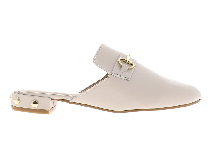 Zuecos color almendra para mujer con detalle de hebilla dorada en la parte superior.