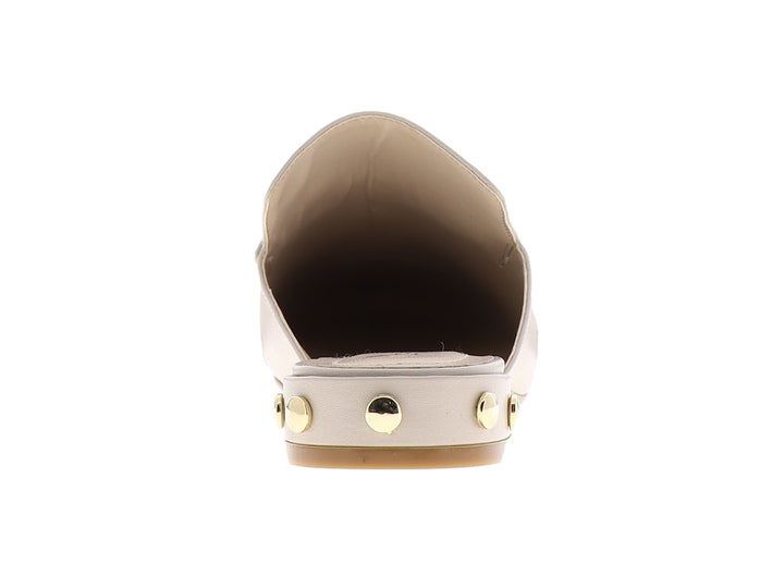 Zuecos color almendra para mujer con detalle de hebilla dorada en la parte superior.