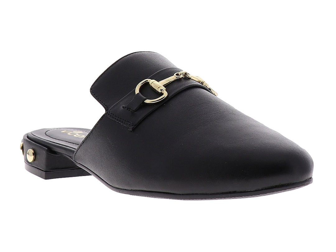Zapato mule de cuero negro con herraje metálico dorado en la parte superior.