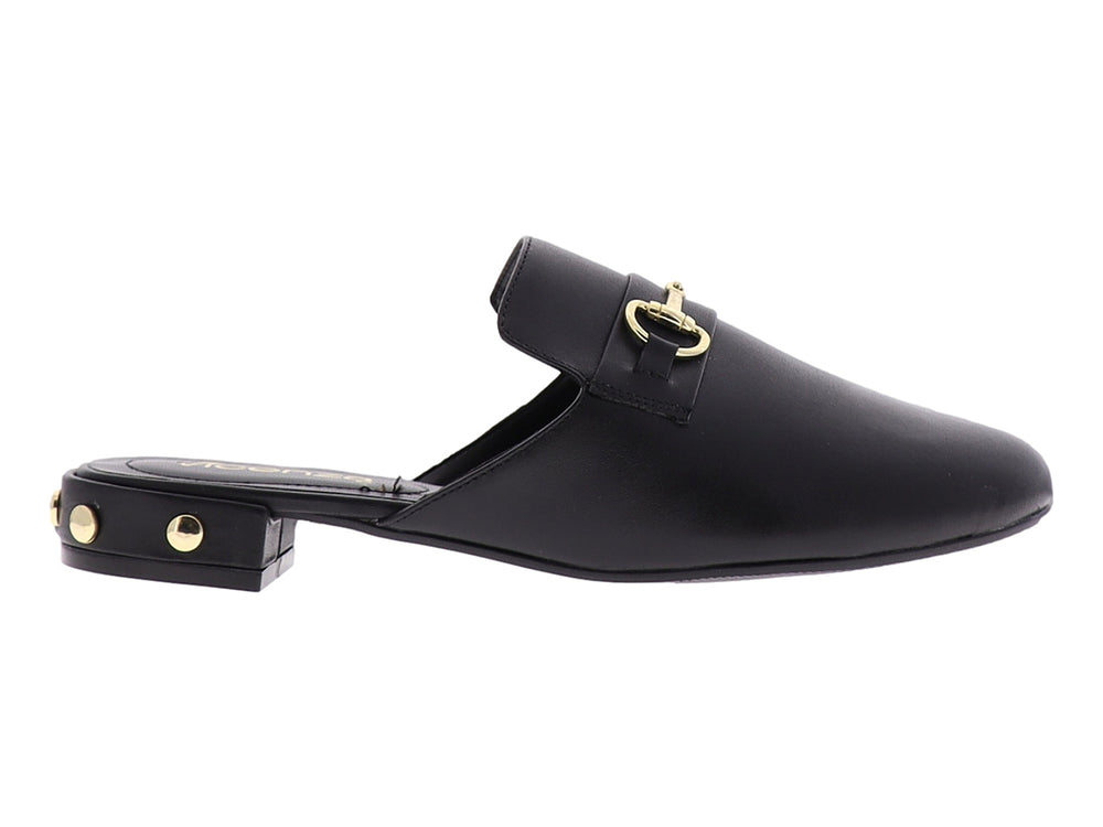 Zapato mule de cuero negro con herraje metálico dorado en la parte superior.