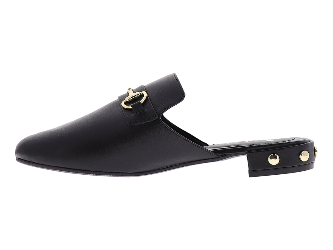 Zapato mule de cuero negro con herraje metálico dorado en la parte superior.