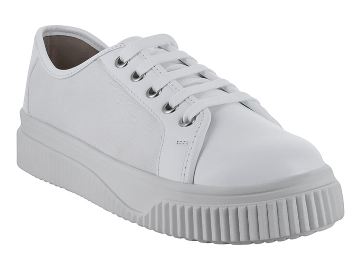 Tenis blancos de cuero con suela gruesa y estriada.