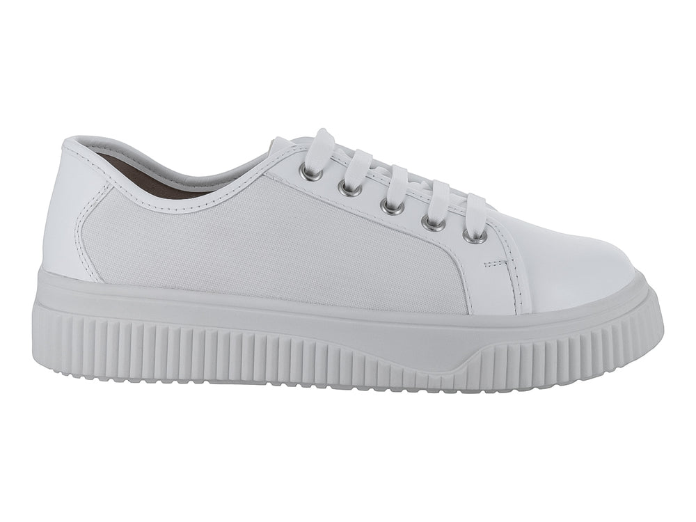 Tenis blancos de cuero con suela gruesa y estriada.