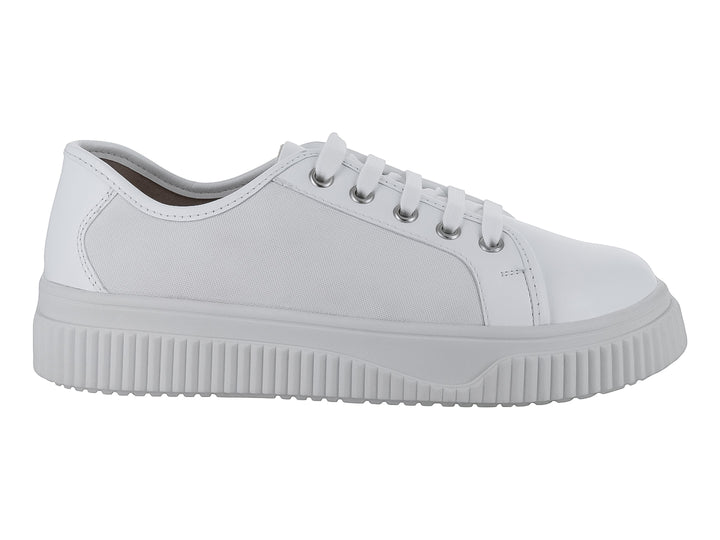Tenis blancos de cuero con suela gruesa y estriada.