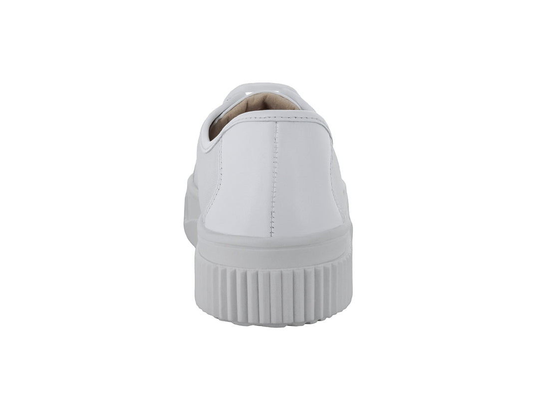 Tenis blancos de cuero con suela gruesa y estriada.