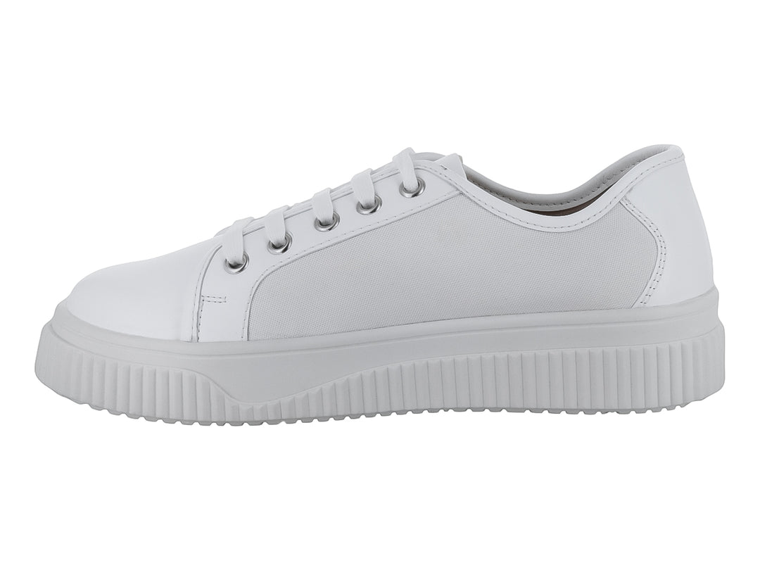 Tenis blancos de cuero con suela gruesa y estriada.