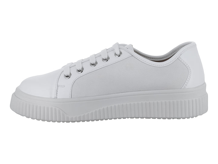 Tenis blancos de cuero con suela gruesa y estriada.
