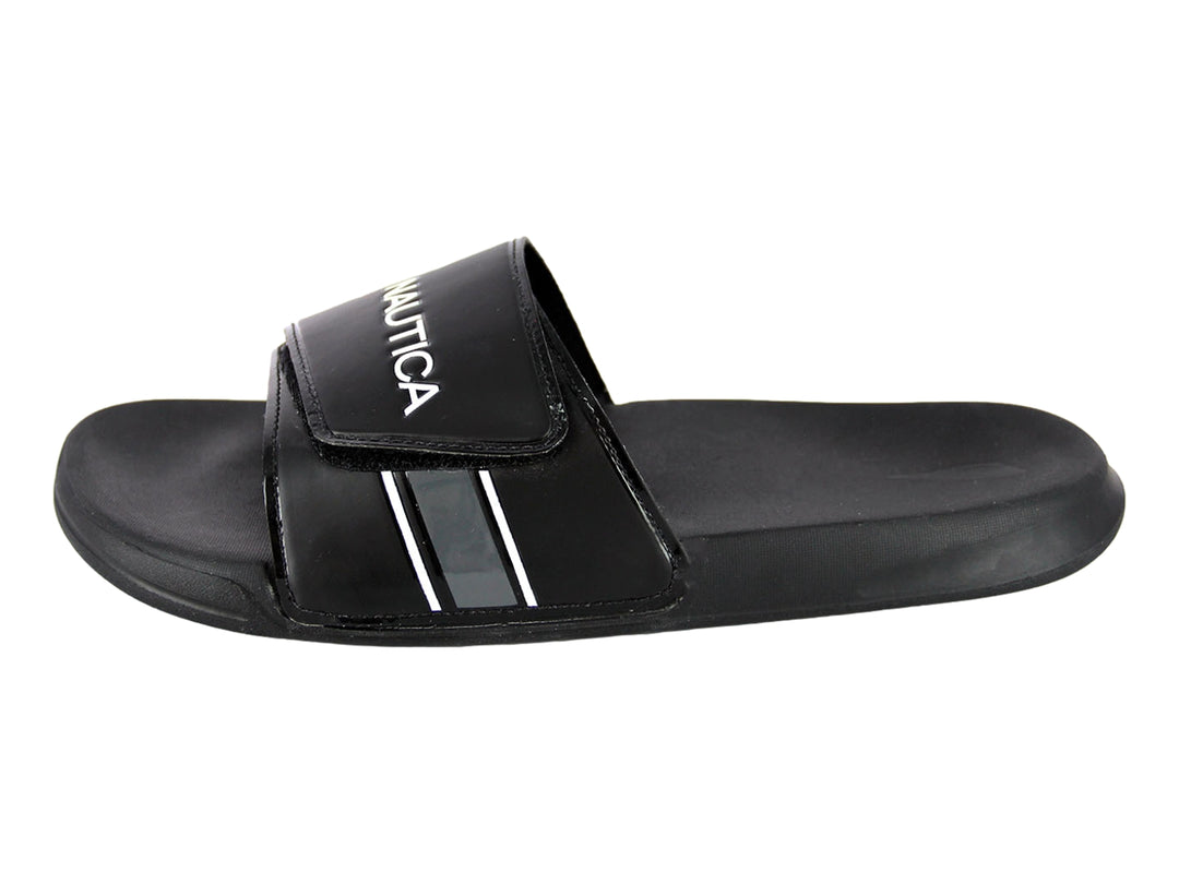 Sandalia deslizante Nautica color negro con banda ajustable y logotipo blanco en la parte superior.