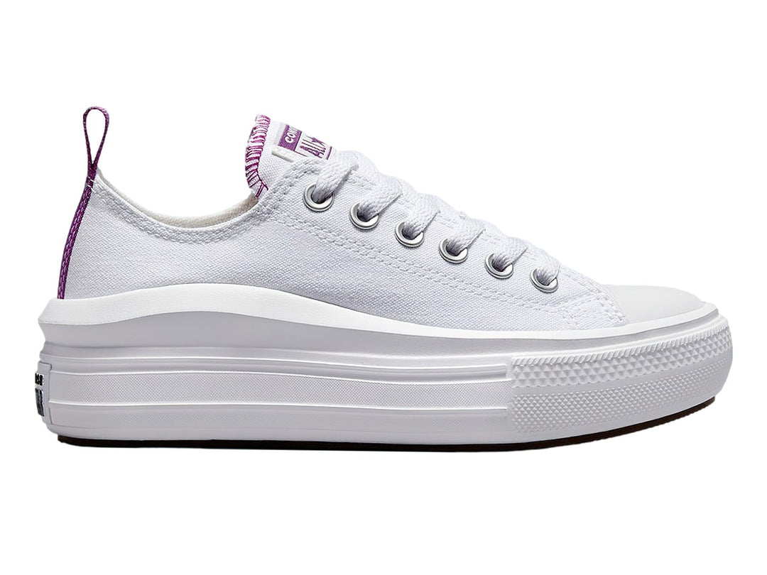 Tenis Converse blancos de plataforma con detalles en color morado en la lengüeta y talón.