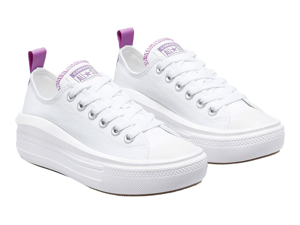 Tenis Converse blancos de plataforma con detalles en color morado en la lengüeta y talón.