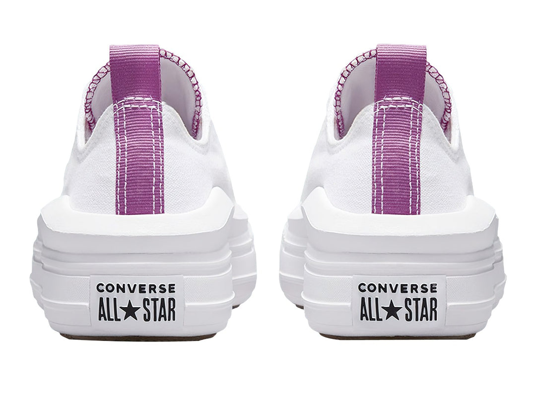 Tenis Converse blancos de plataforma con detalles en color morado en la lengüeta y talón.