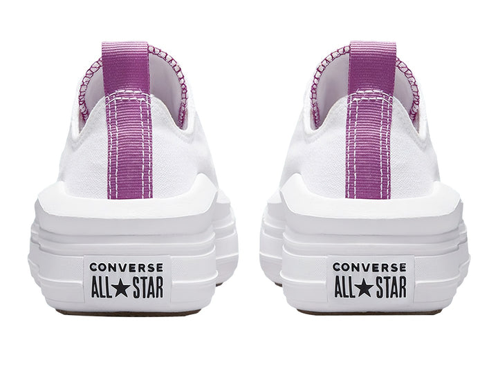 Tenis Converse blancos de plataforma con detalles en color morado en la lengüeta y talón.