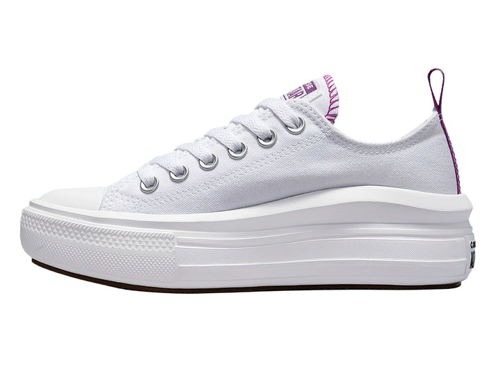 Tenis Converse blancos de plataforma con detalles en color morado en la lengüeta y talón.