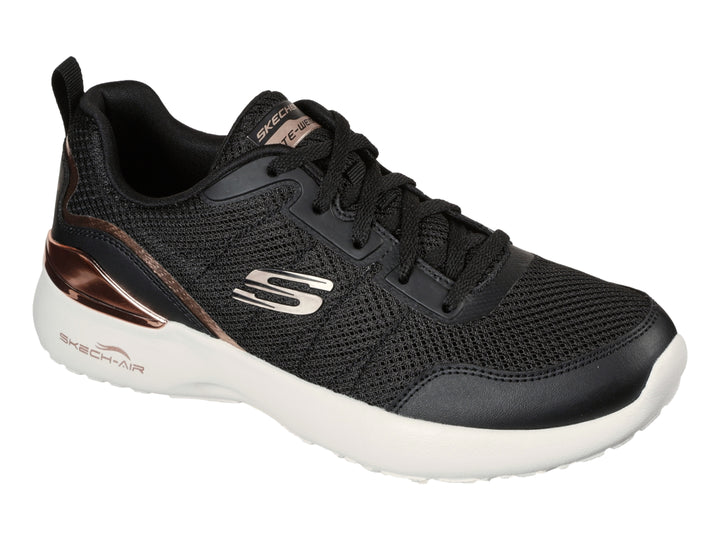 Tenis deportivos Skechers para mujer en color negro con detalles en oro y suela blanca.