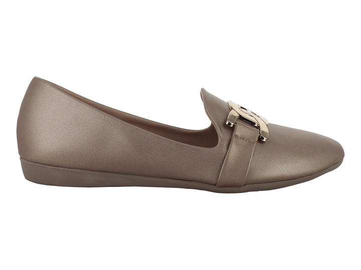 Zapato plano color taupe metálico con hebilla decorativa dorada.