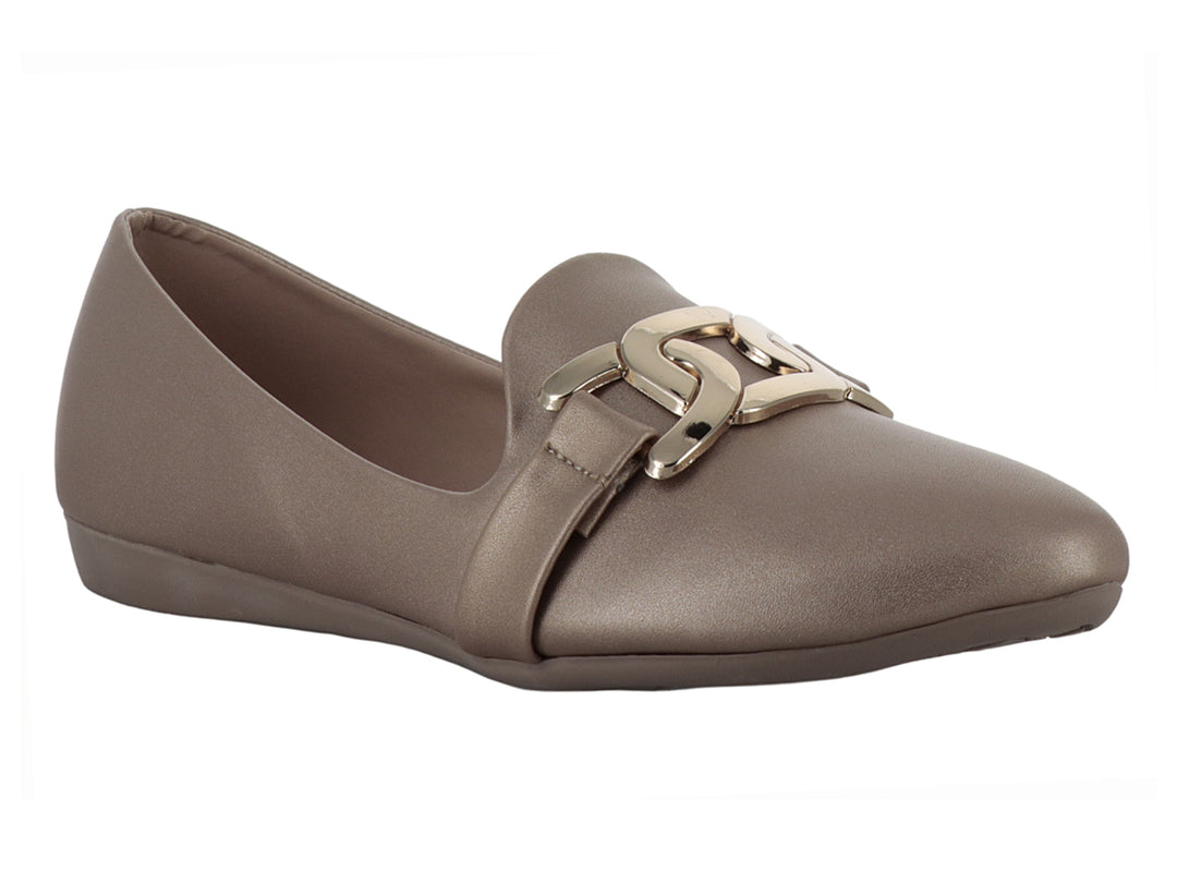 Zapato plano color taupe metálico con hebilla decorativa dorada.
