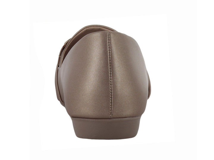 Zapato plano color taupe metálico con hebilla decorativa dorada.