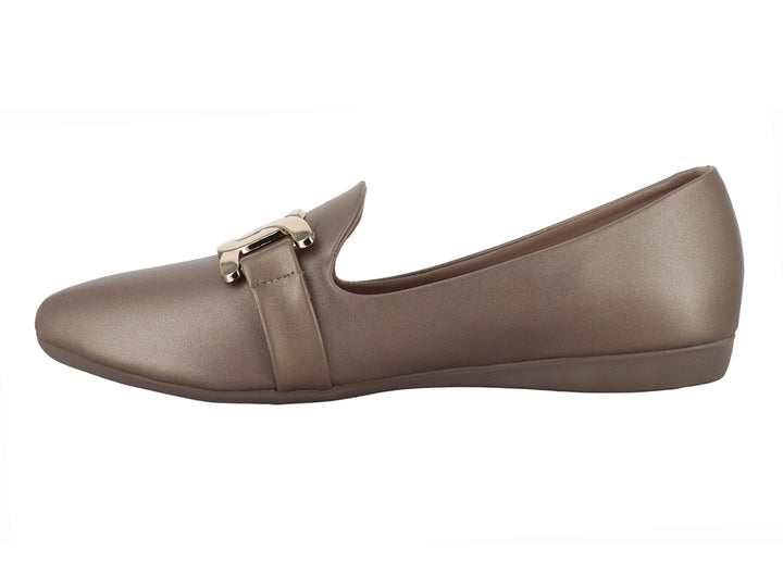 Zapato plano color taupe metálico con hebilla decorativa dorada.