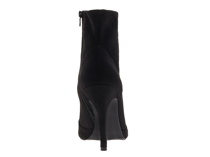 Botín negro de tacón alto para mujer con agujetas y punta abierta.