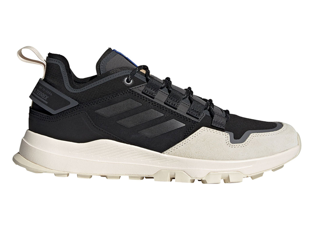 Tenis Adidas Terrex Hikster en color negro y blanco con suela blanca y detalles en gris.