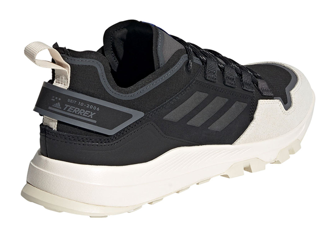 Tenis Adidas Terrex Hikster en color negro y blanco con suela blanca y detalles en gris.