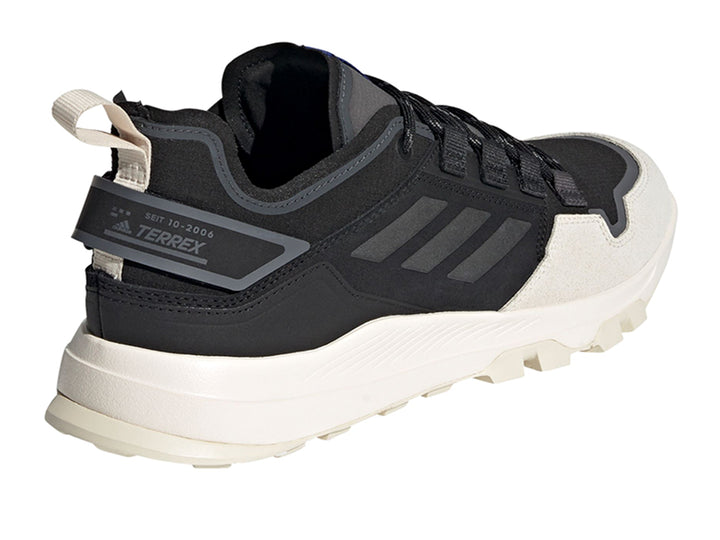 Tenis Adidas Terrex Hikster en color negro y blanco con suela blanca y detalles en gris.