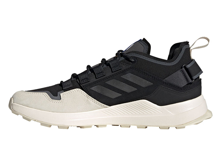 Tenis Adidas Terrex Hikster en color negro y blanco con suela blanca y detalles en gris.