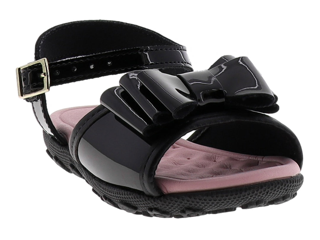 Sandalia negra de charol para niña con moño frontal y plantilla rosa.