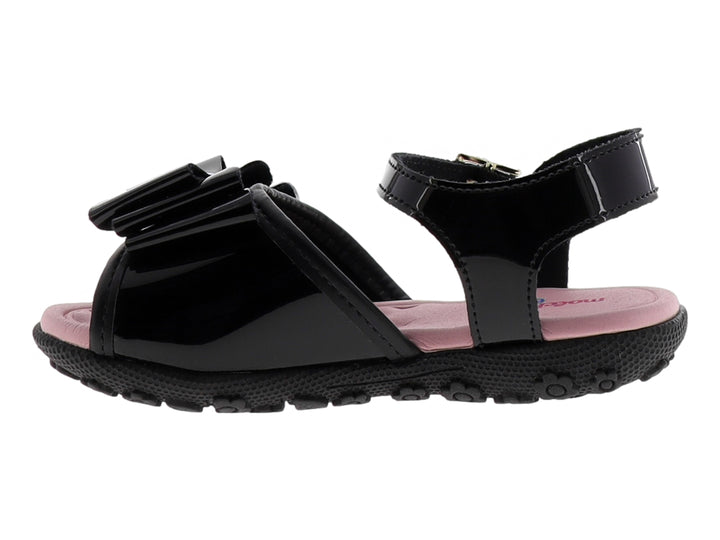 Sandalia negra de charol para niña con moño frontal y plantilla rosa.