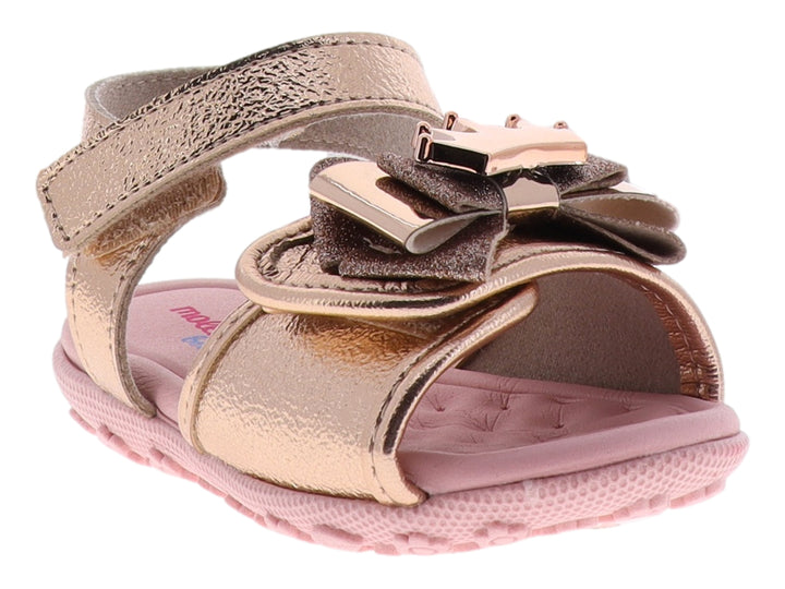 Sandalia para niña color oro rosado metalizado con adorno de moño y suela rosa.