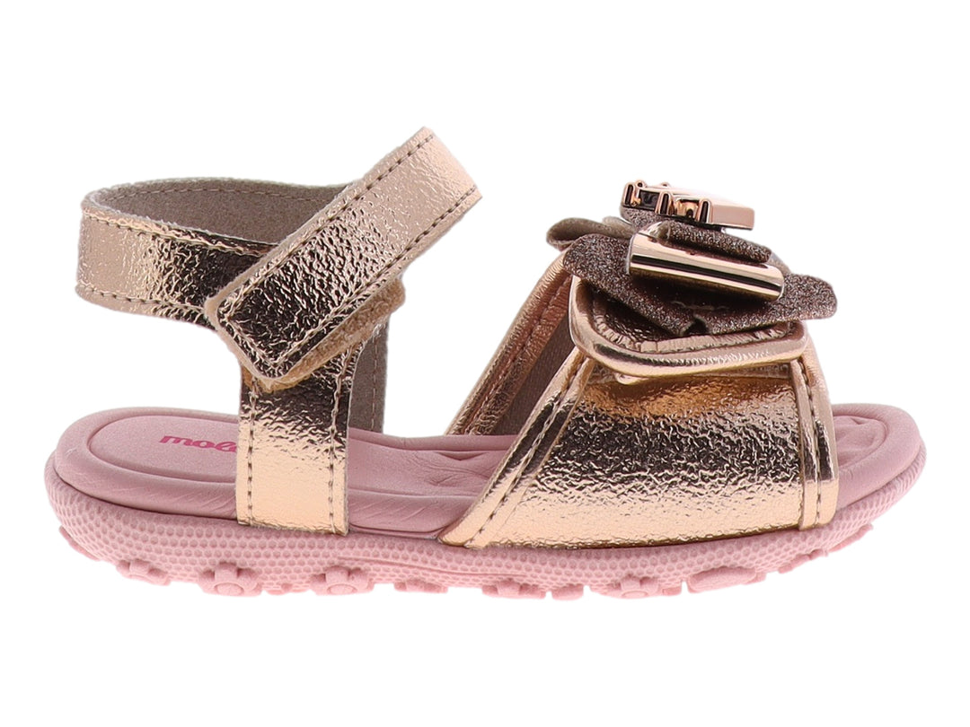 Sandalia para niña color oro rosado metalizado con adorno de moño y suela rosa.