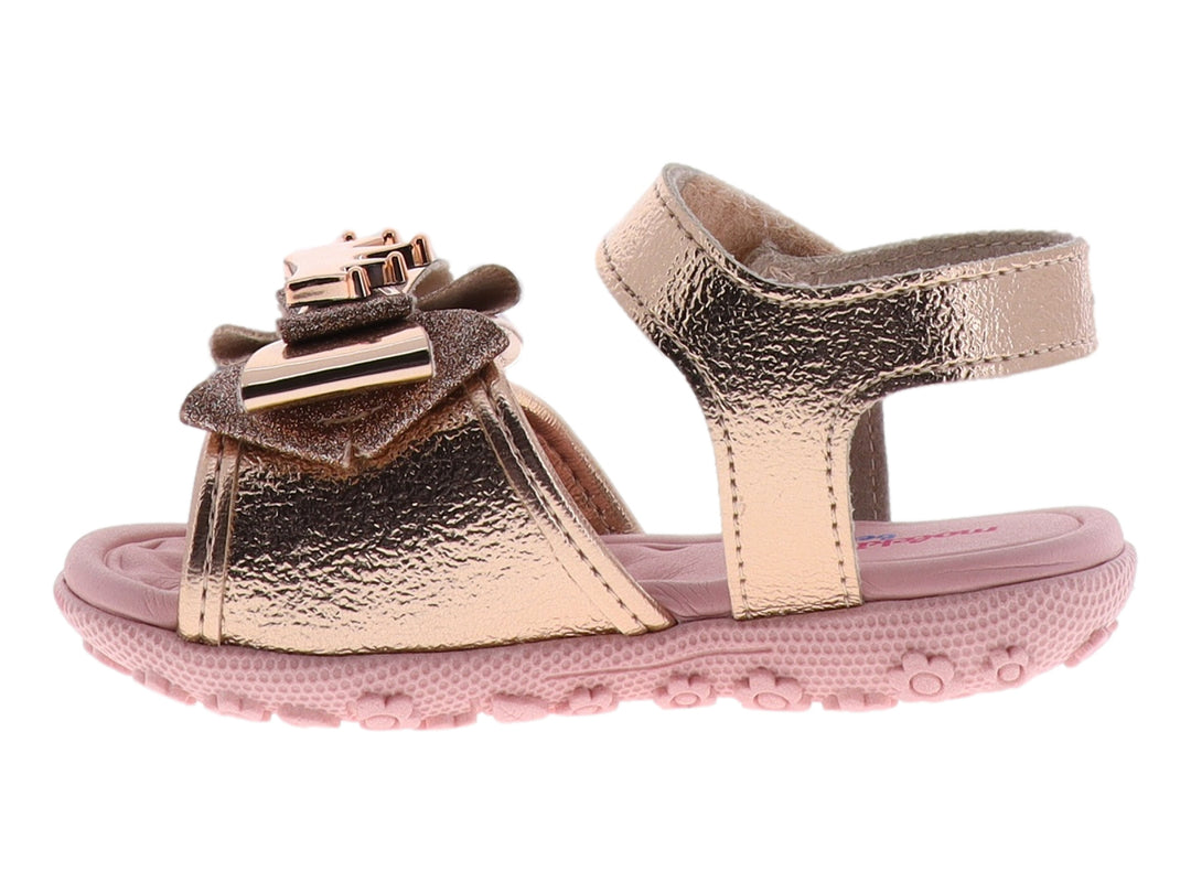 Sandalia para niña color oro rosado metalizado con adorno de moño y suela rosa.