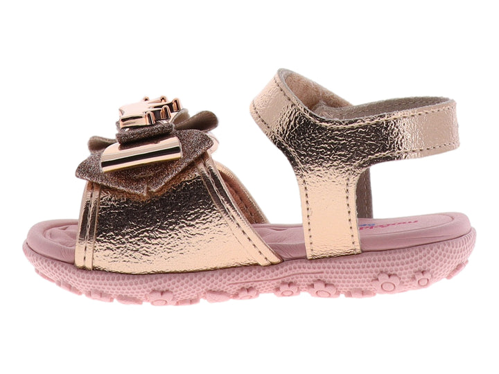 Sandalia para niña color oro rosado metalizado con adorno de moño y suela rosa.