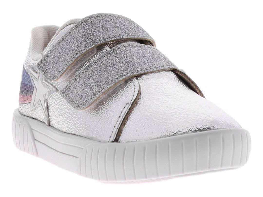 Tenis plateados metalizados para niña con cierre de velcro y detalle de estrella en el costado.