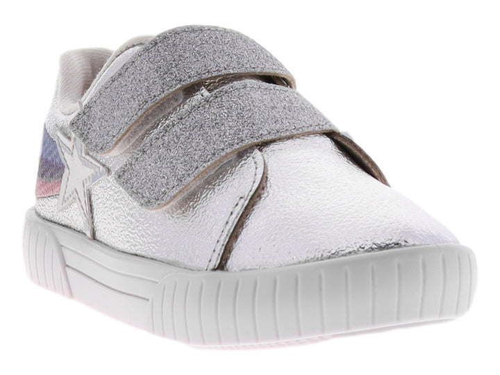 Tenis plateados metalizados para niña con cierre de velcro y detalle de estrella en el costado.