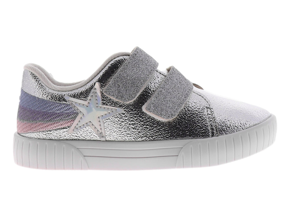 Tenis plateados metalizados para niña con cierre de velcro y detalle de estrella en el costado.