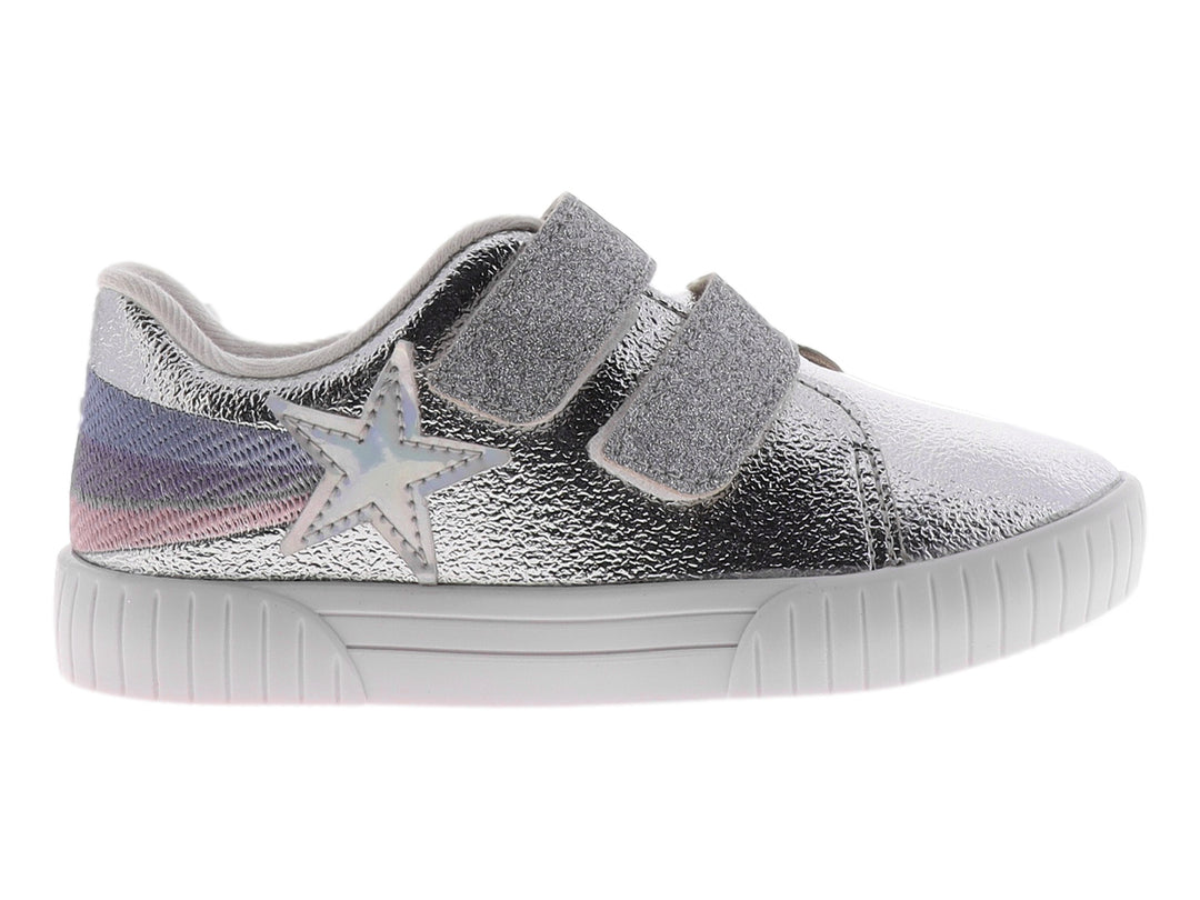 Tenis plateados metalizados para niña con cierre de velcro y detalle de estrella en el costado.