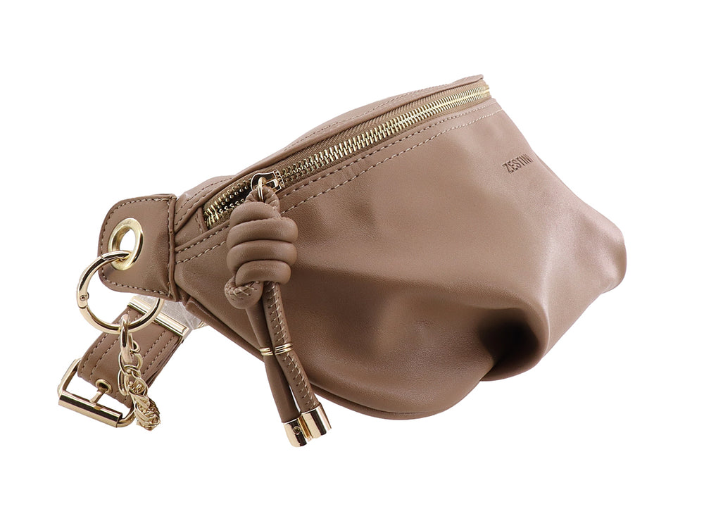 Cangurera color taupe de material sintético con cierre dorado y detalle de nudo en la correa.